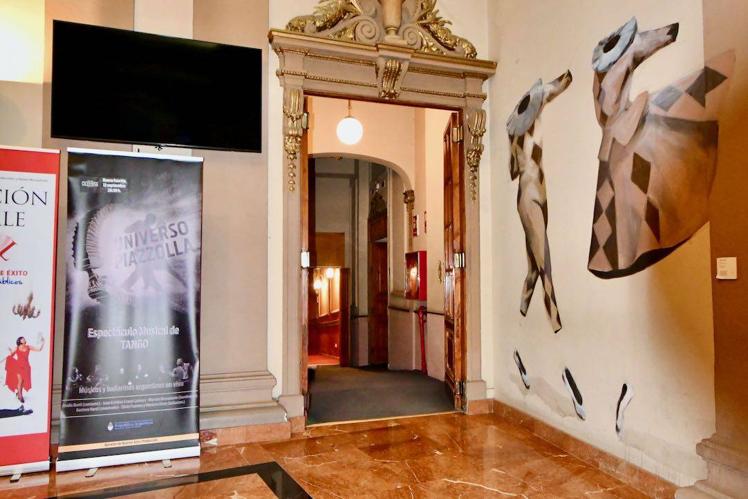 Puerta derecha de acceso a la sala principal