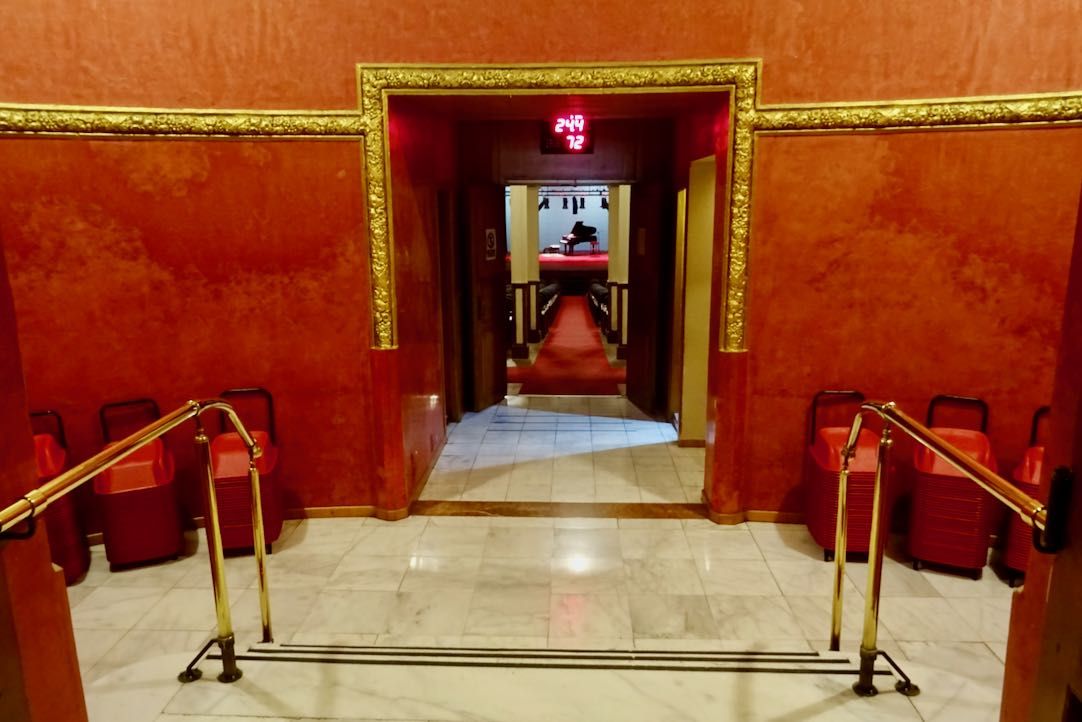 Escalera de acceso al pasillo central
