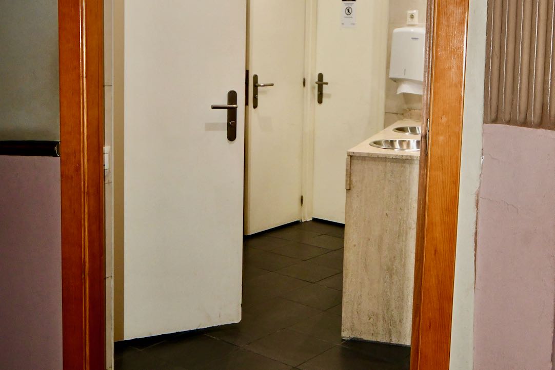Puerta de acceso al aseo de mujeres
