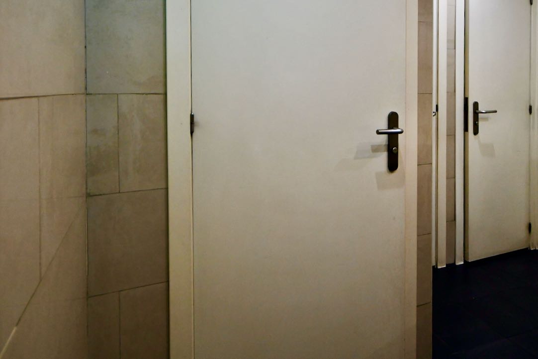 Puerta del aseo PMR mujeres