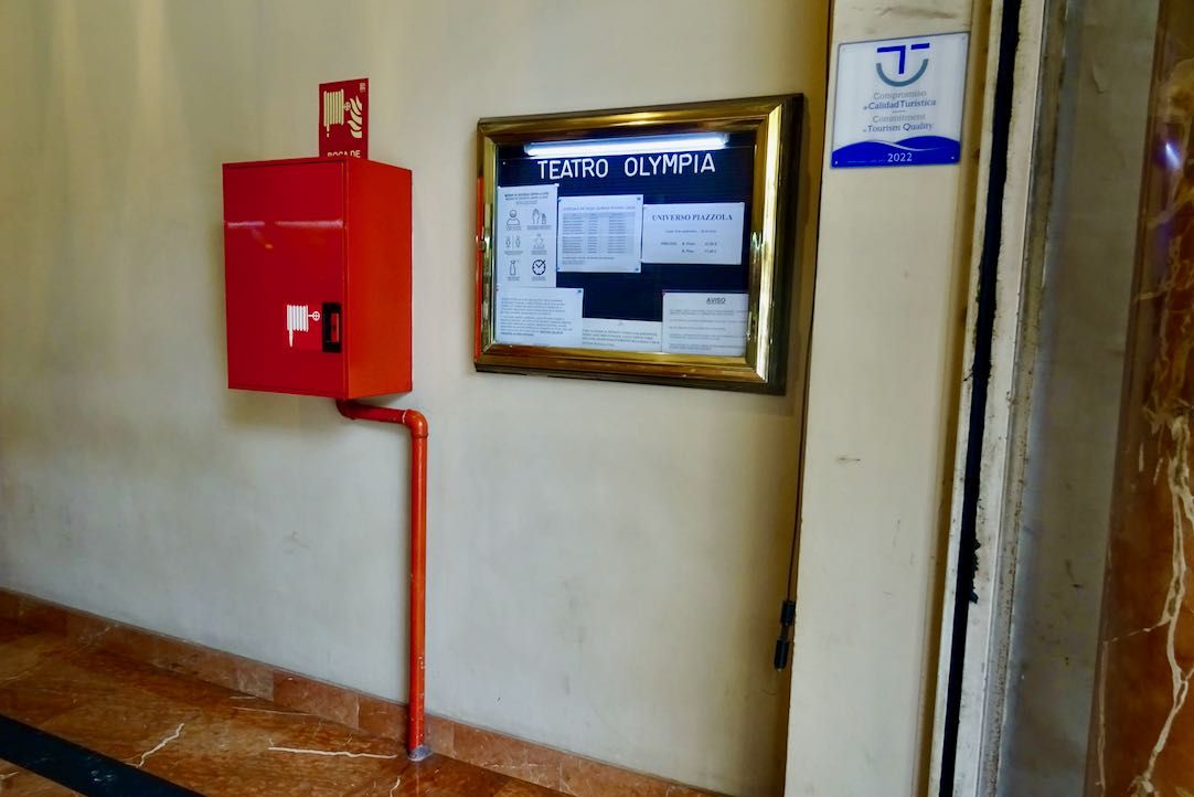 Tablón de anuncios en el vestíbulo