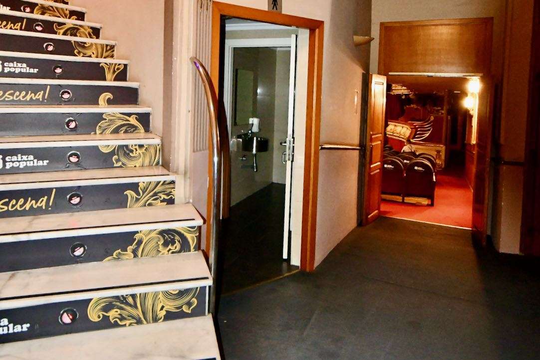 Acceso al aseo de hombres