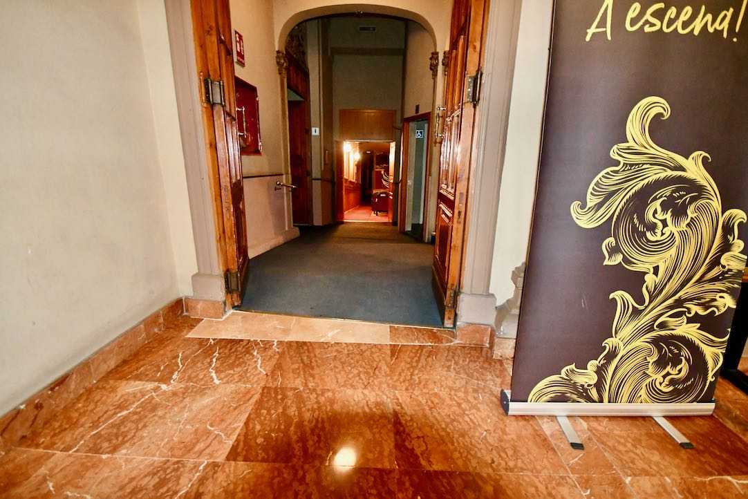 Puerta izquierda de acceso a la sala principal