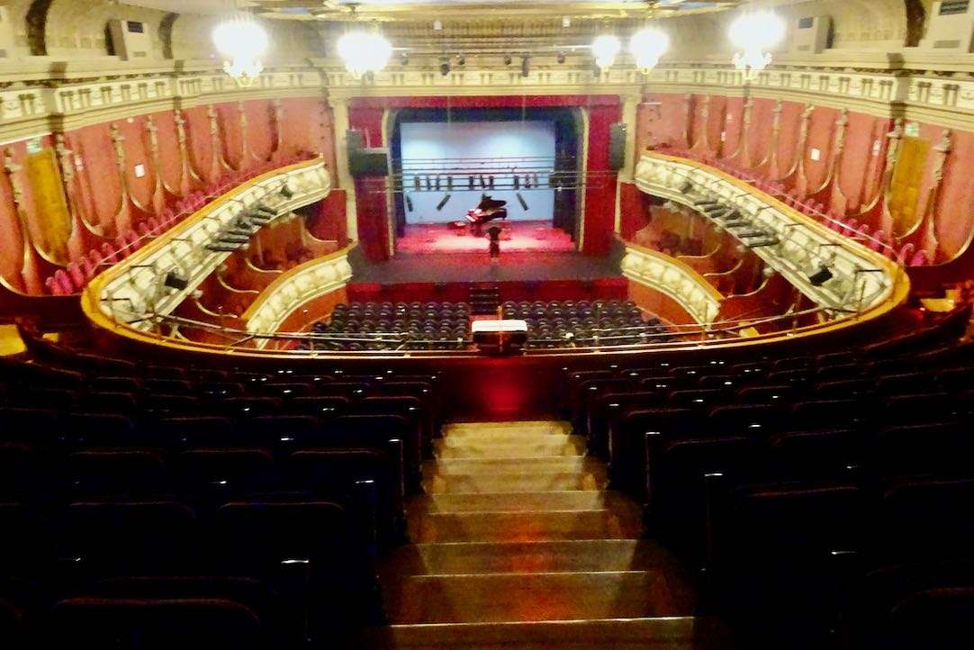 Visón del escenario desde el piso primero