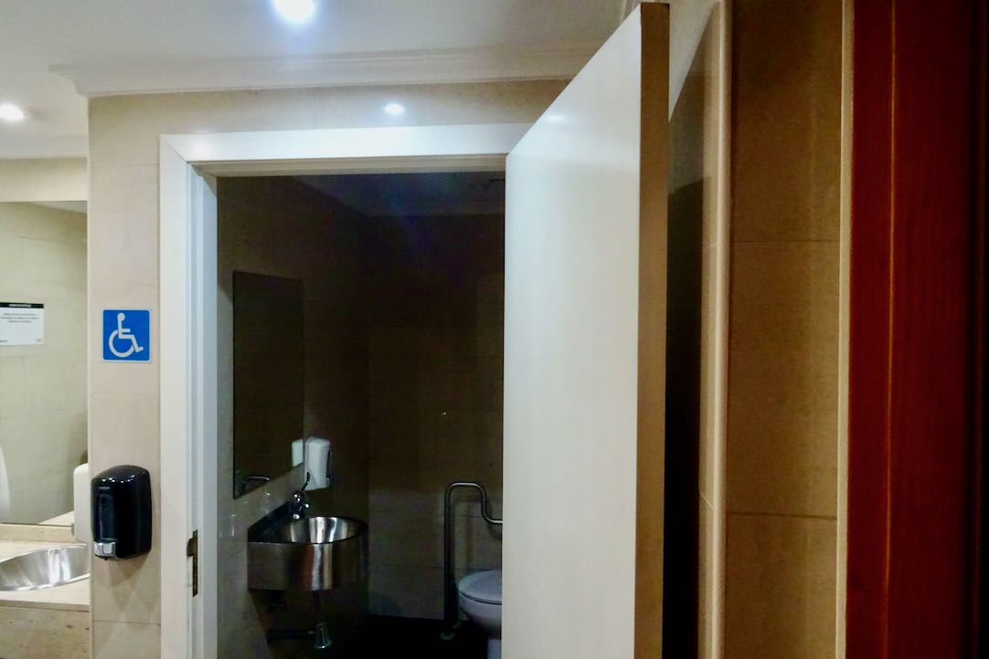 Puerta de acceso al aseo PMR hombres