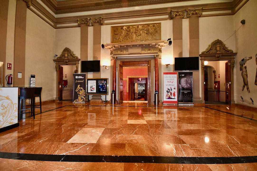 Puertas de acceso a la sala principal