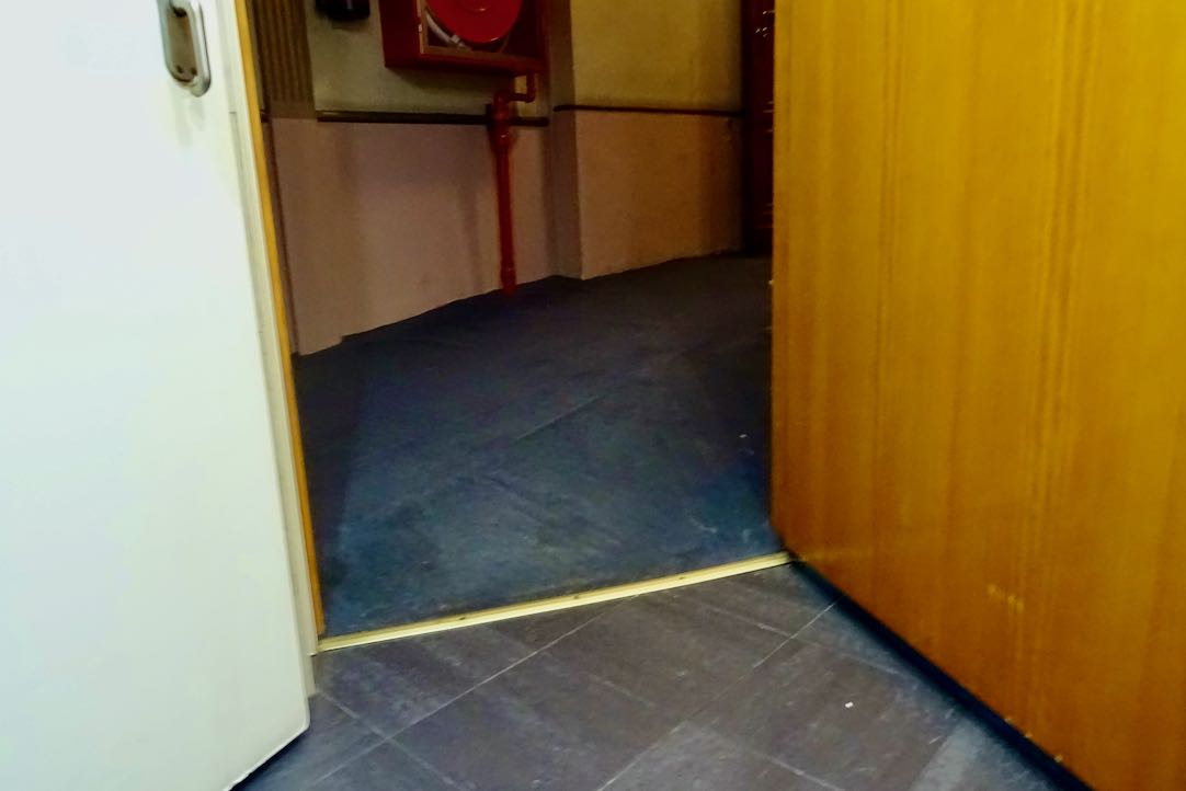 Puerta de acceso al aseo de hombres