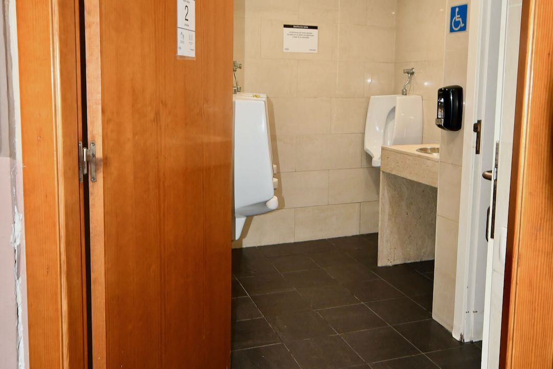 Puerta de acceso al aseo de hombres