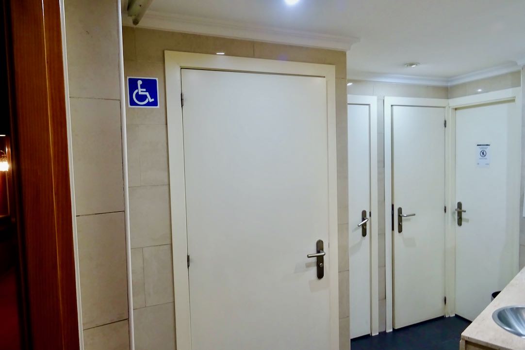 Puerta del aseo PMR mujeres
