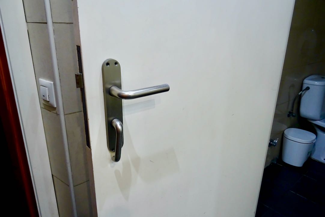 Mecanismo Puerta de acceso aseo PMR mujeres