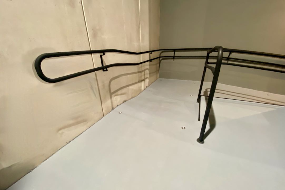 Rampa / Pasillo derecho de acceso a la Sala Principal