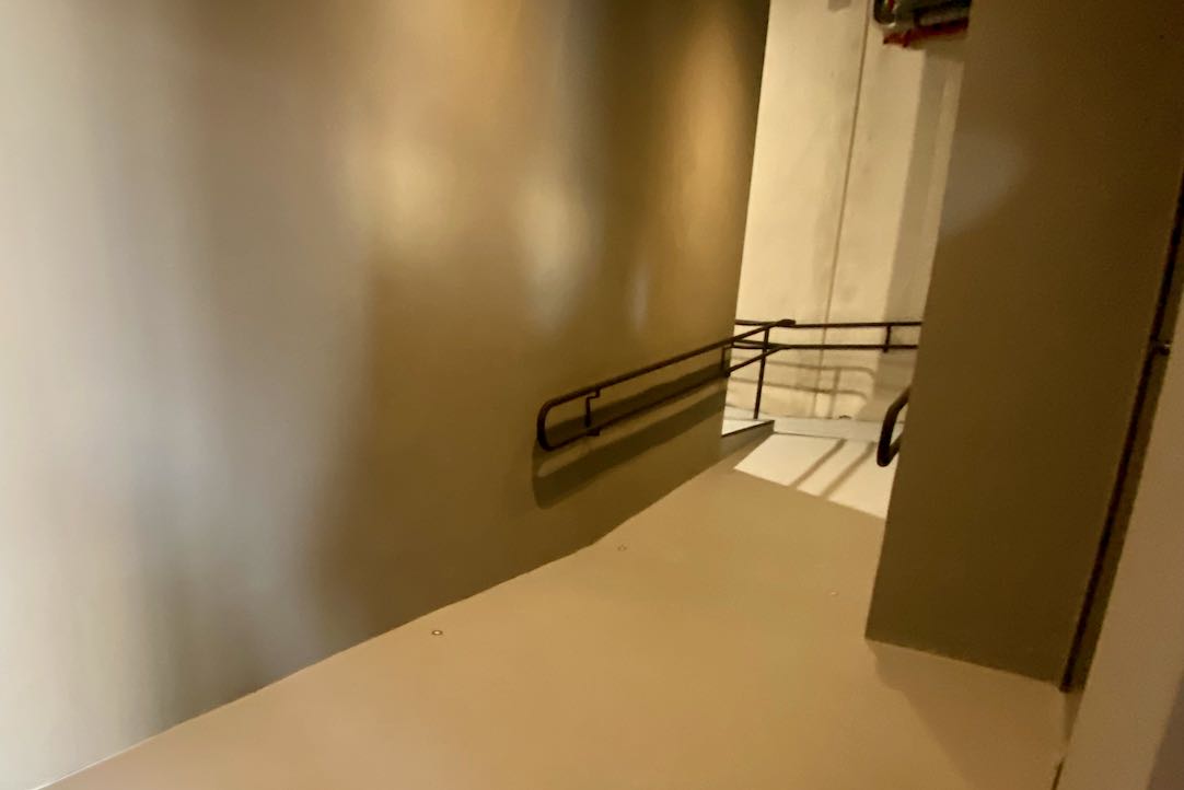 Rampa / Pasillo derecho de acceso a la Sala Principal