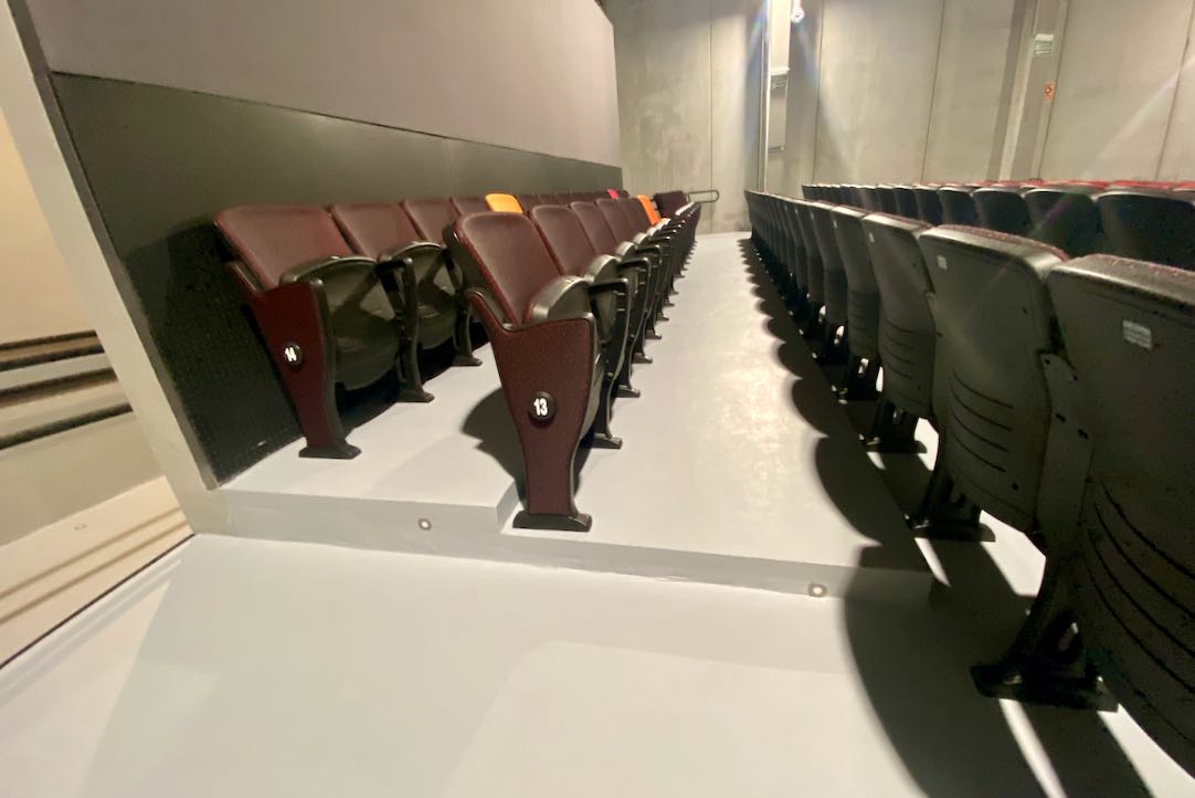 Escalón de acceso a las filas 13 y 14