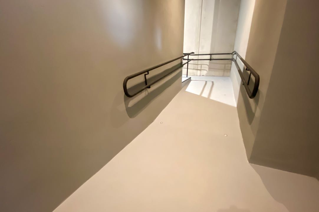 Rampa / Pasillo derecho de acceso a la Sala Principal