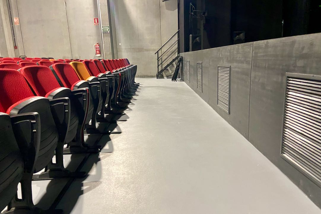 Pasillo paralelo al escenario Sala Principal