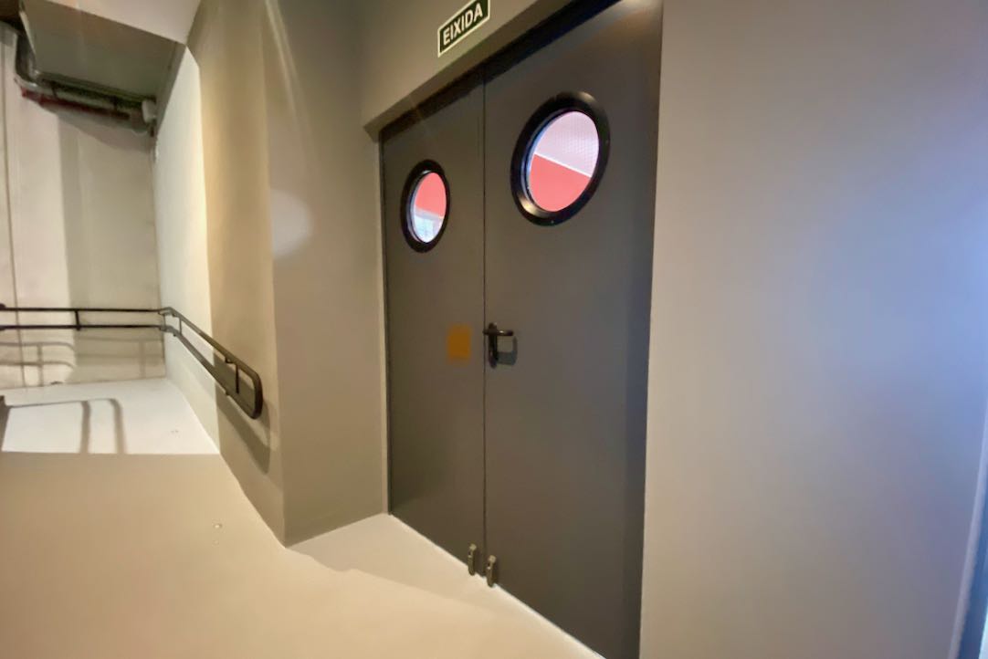 Puertas de salida de la Sala Principal