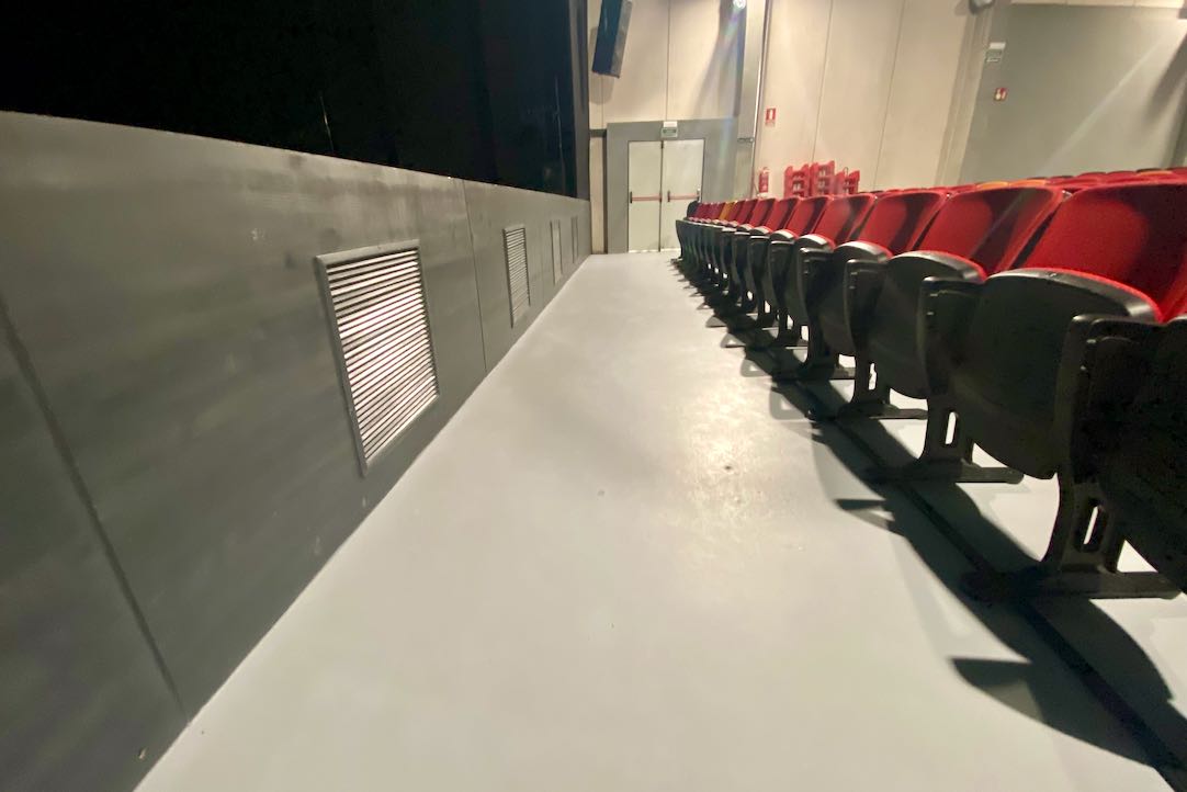 Pasillo paralelo al escenario Sala Principal