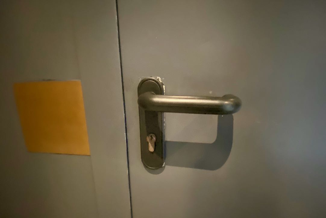 Mecanismo de apertura de las puertas de acceso y salida