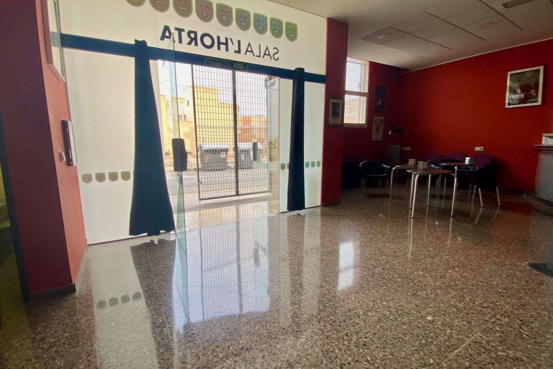 Vista de la puerta de acceso principal desde el interior