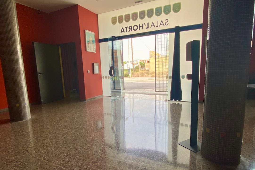 Vista de la puerta de acceso principal desde el interior