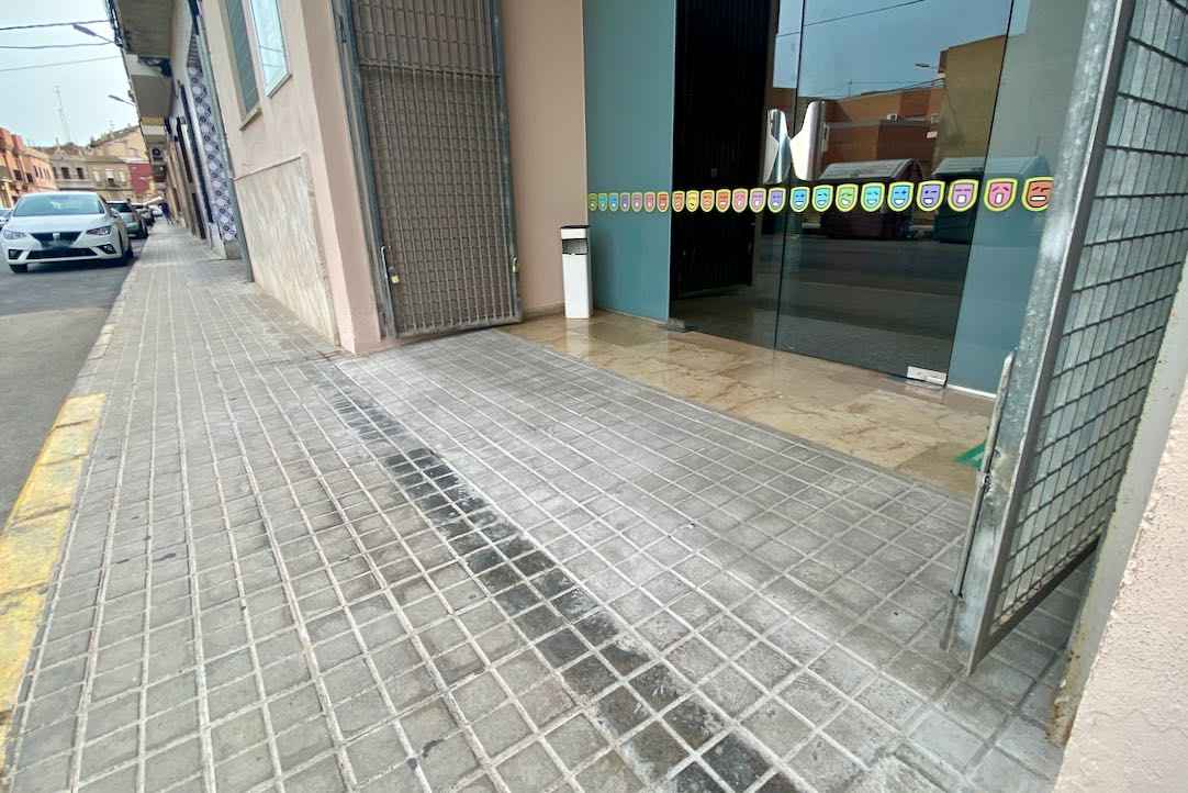 Entrada Principal - Acera