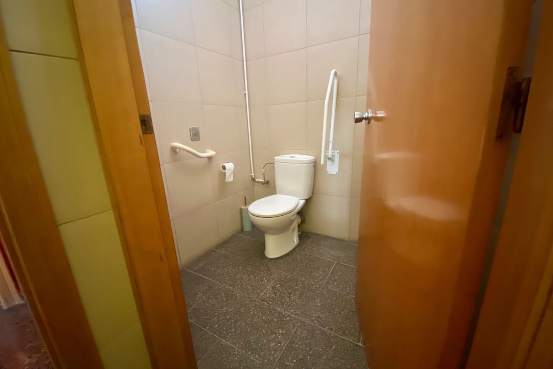Puerta de acceso al aseo PMR Mujeres