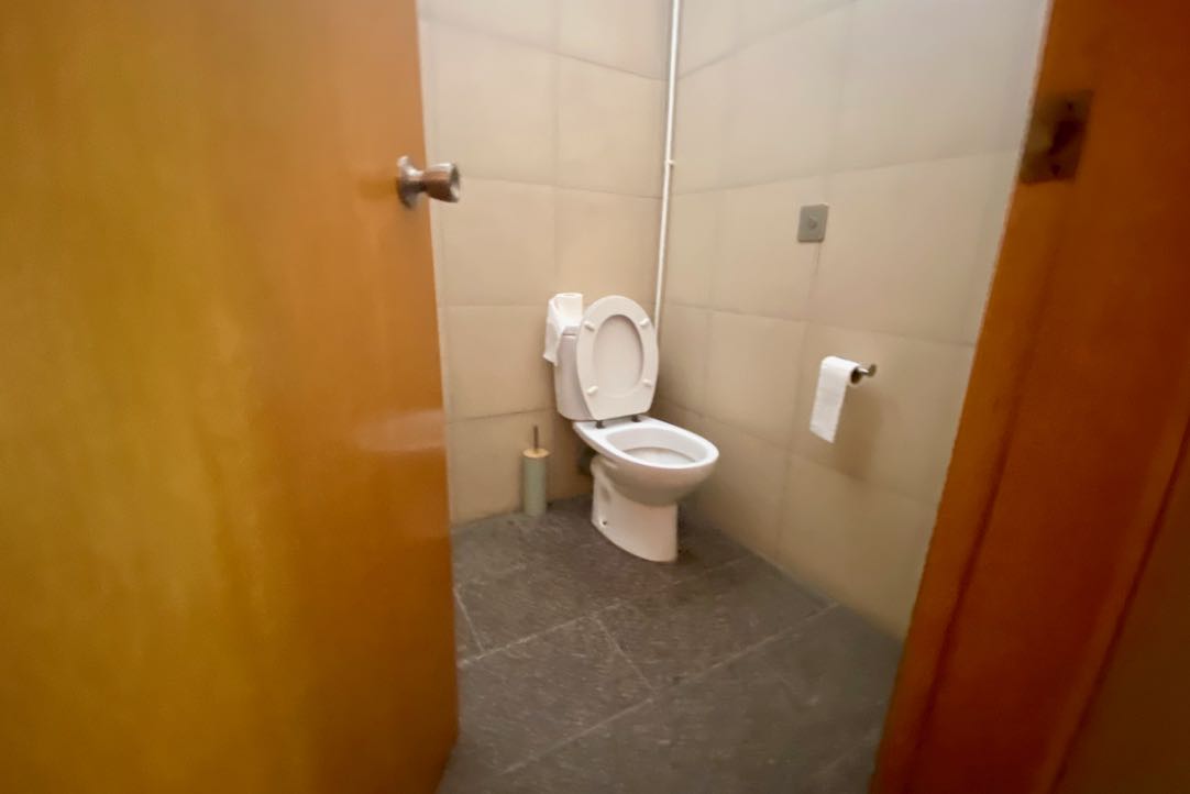 Puerta de acceso del aseo PMR Hombres