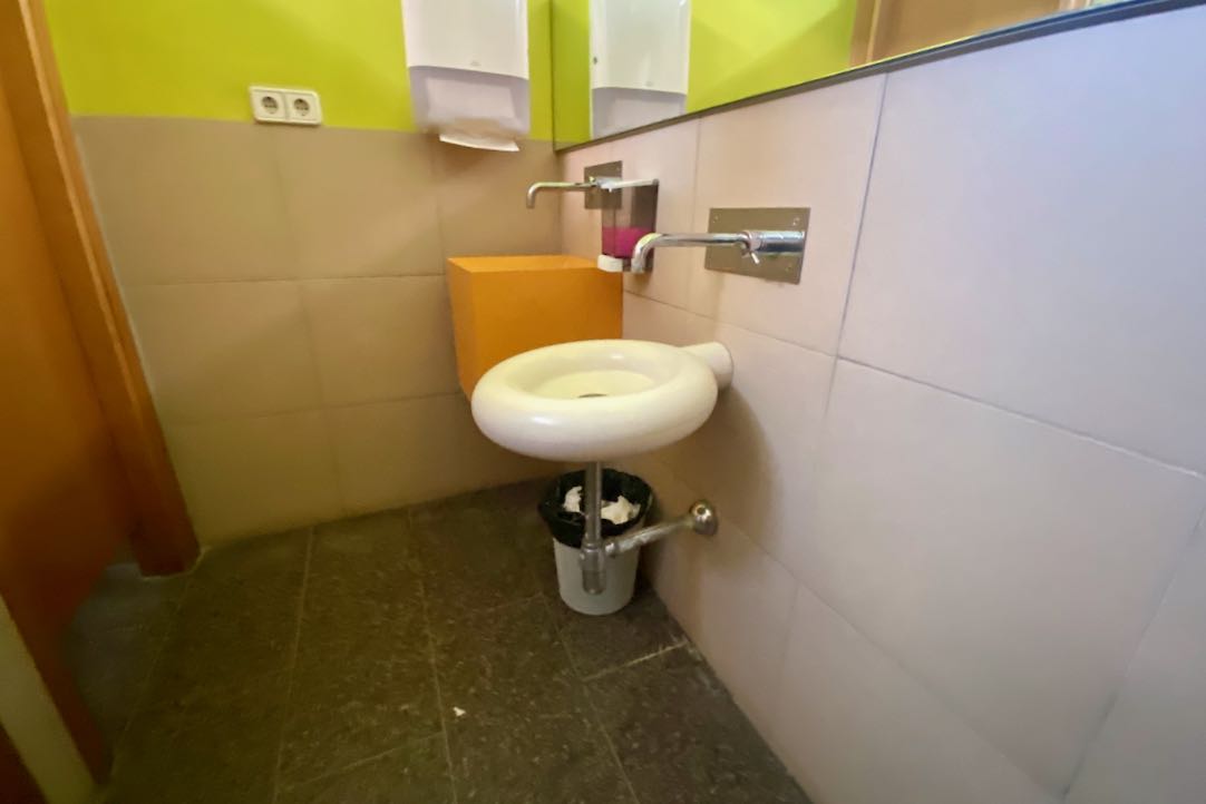 Lavabo del aseo de Mujeres. ¡Atención! No se encuentra en el interior del aseo PMR