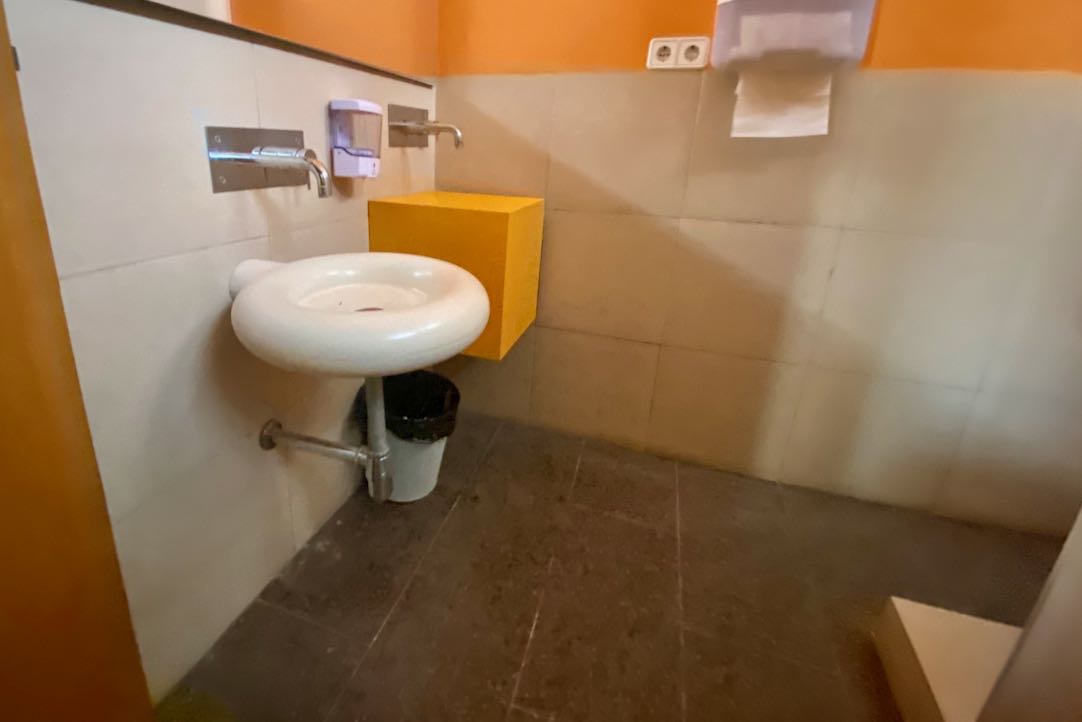 Lavabo del aseo de Hombres. ¡Atención! No se encuentra en el interior del aseo PMR