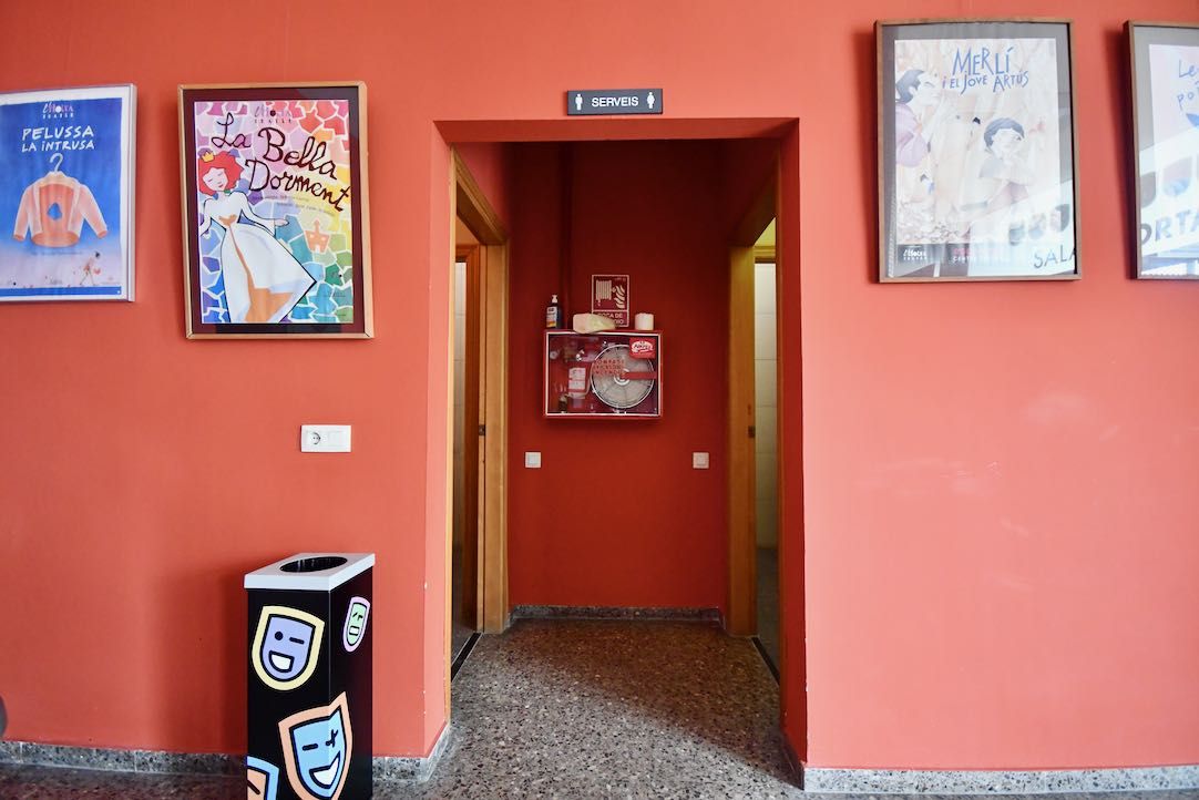 Puerta de acceso a los aseos