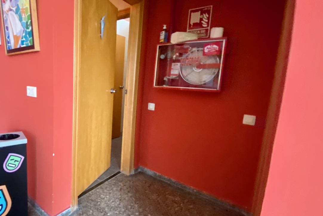 Puerta de acceso a los aseos de hombres (incluye aseo PMR para Hombres)