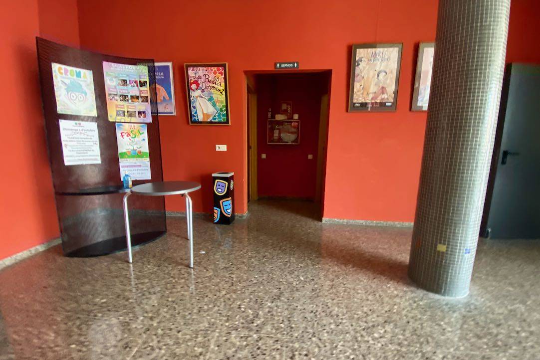 Acceso a los aseos desde el vestíbulo principal