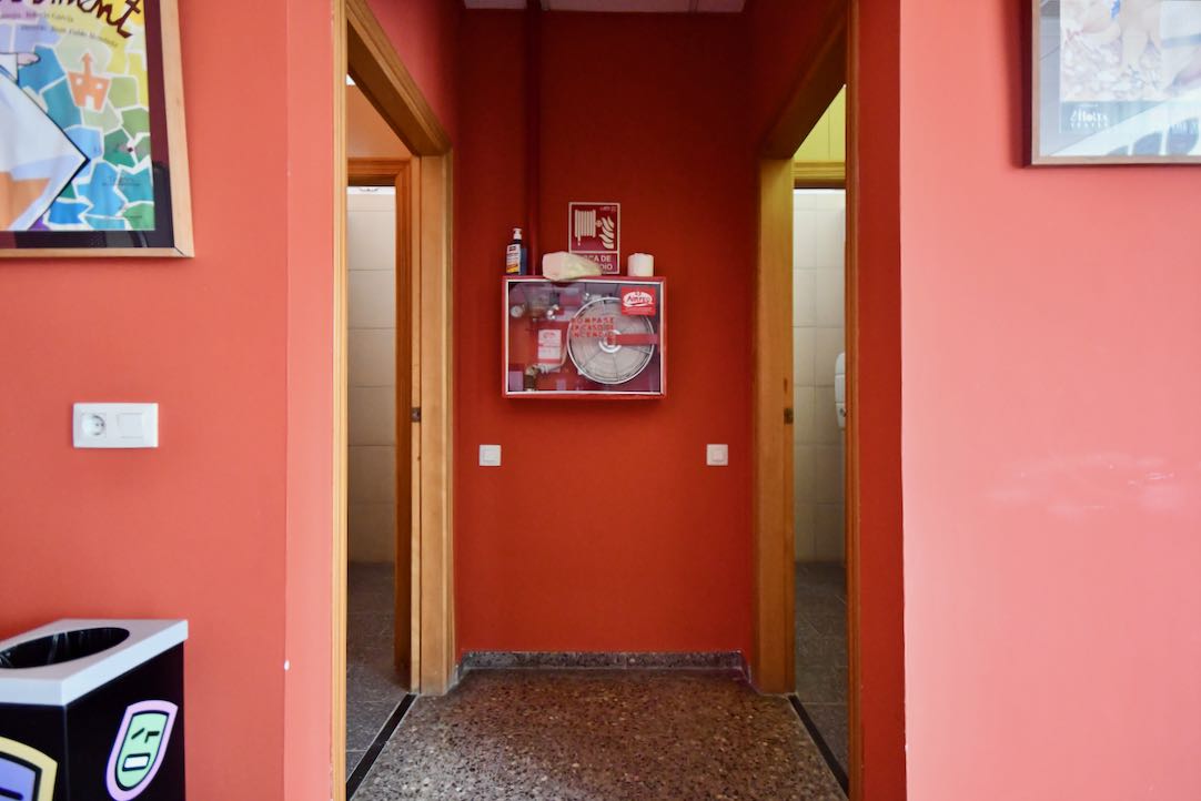 Puerta de acceso a los aseos