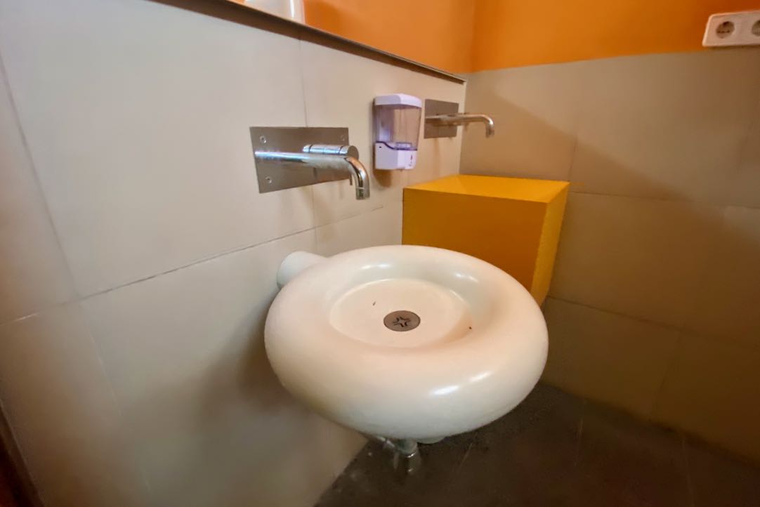 Lavabo del aseo de Hombres. ¡Atención! No se encuentra en el interior del aseo PMR