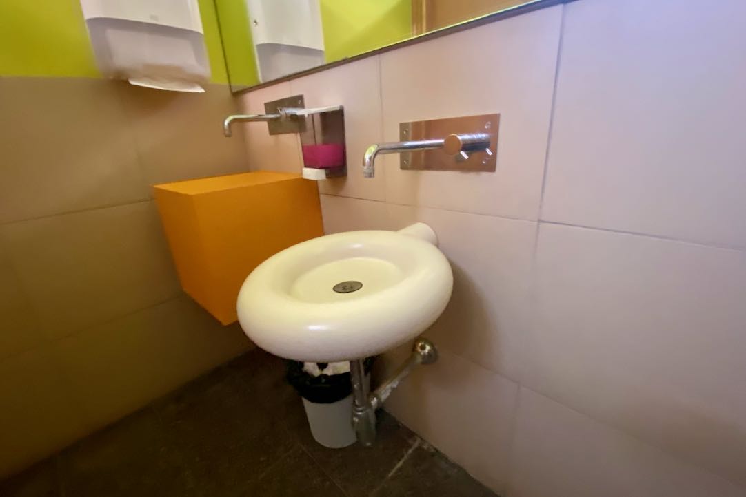 Lavabo del aseo de Mujeres. ¡Atención! No se encuentra en el interior del aseo PMR