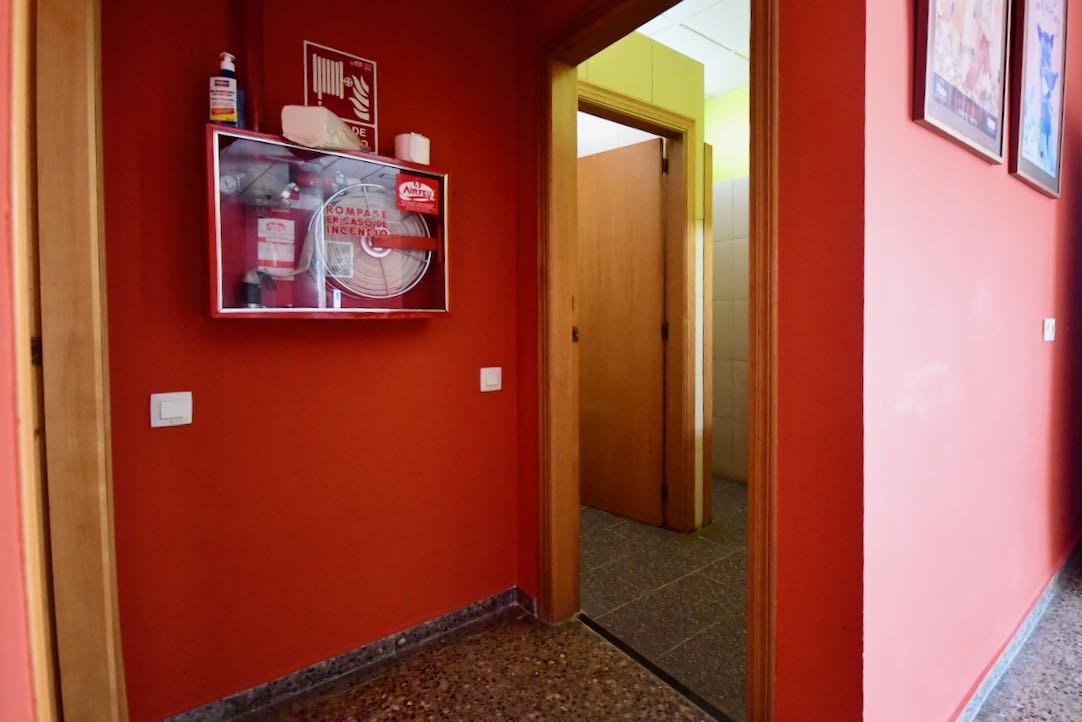 Puerta de acceso a los aseos de mujeres (incluye aseo PMR para Mujeres)