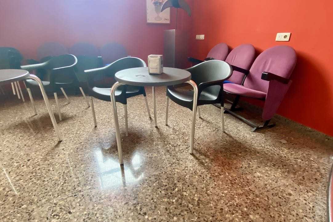 Cafetería. Detalle de las mesas de la Cafetería