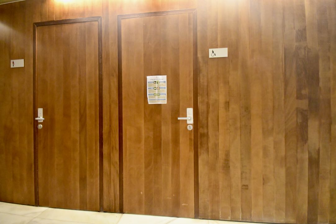Puerta de acceso al aseo PMR