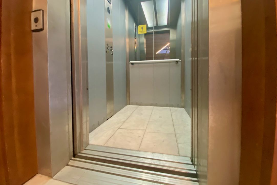 Puerta de acceso al ascensor