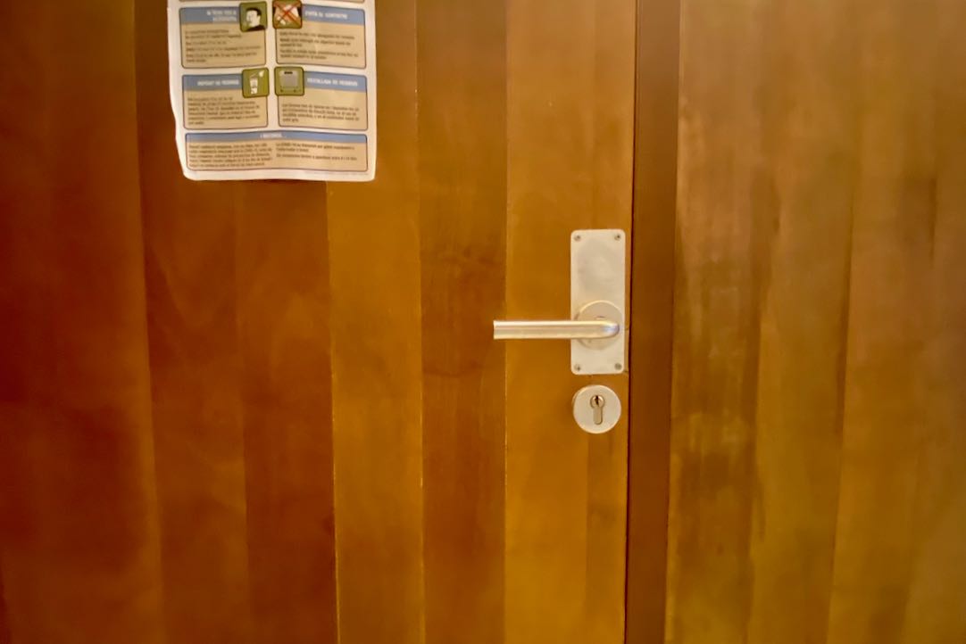Mecanismo de apertura de la puerta del aseo PMR