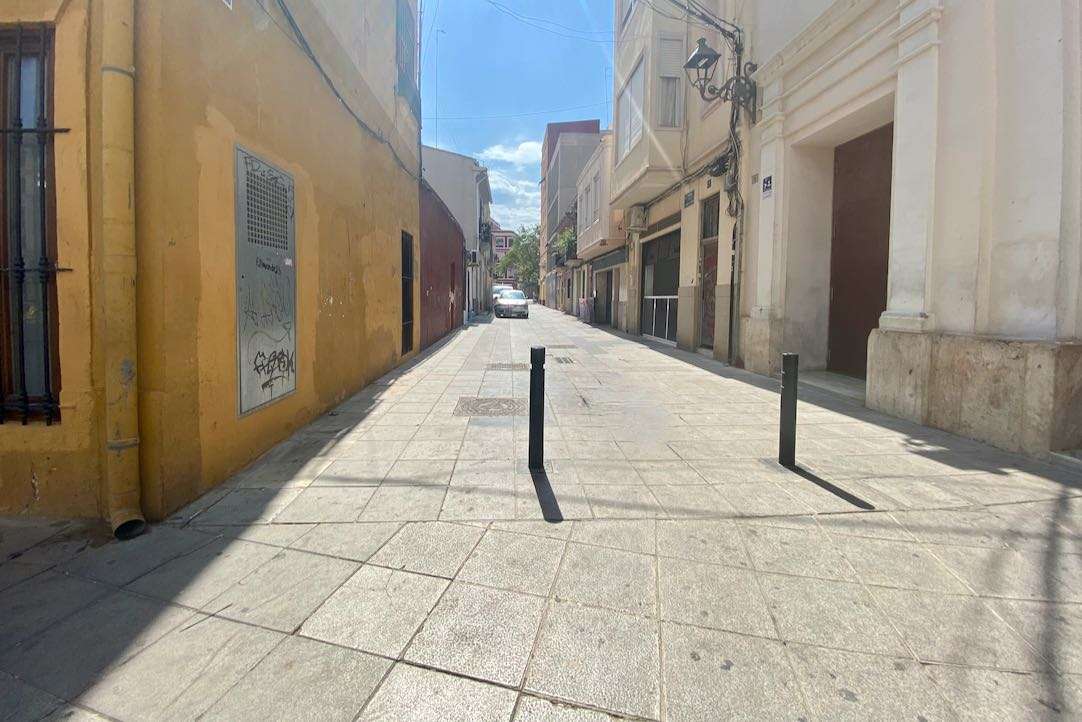 Acera de acceso a la puerta principal