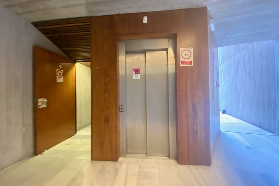 Puerta de acceso al ascensor