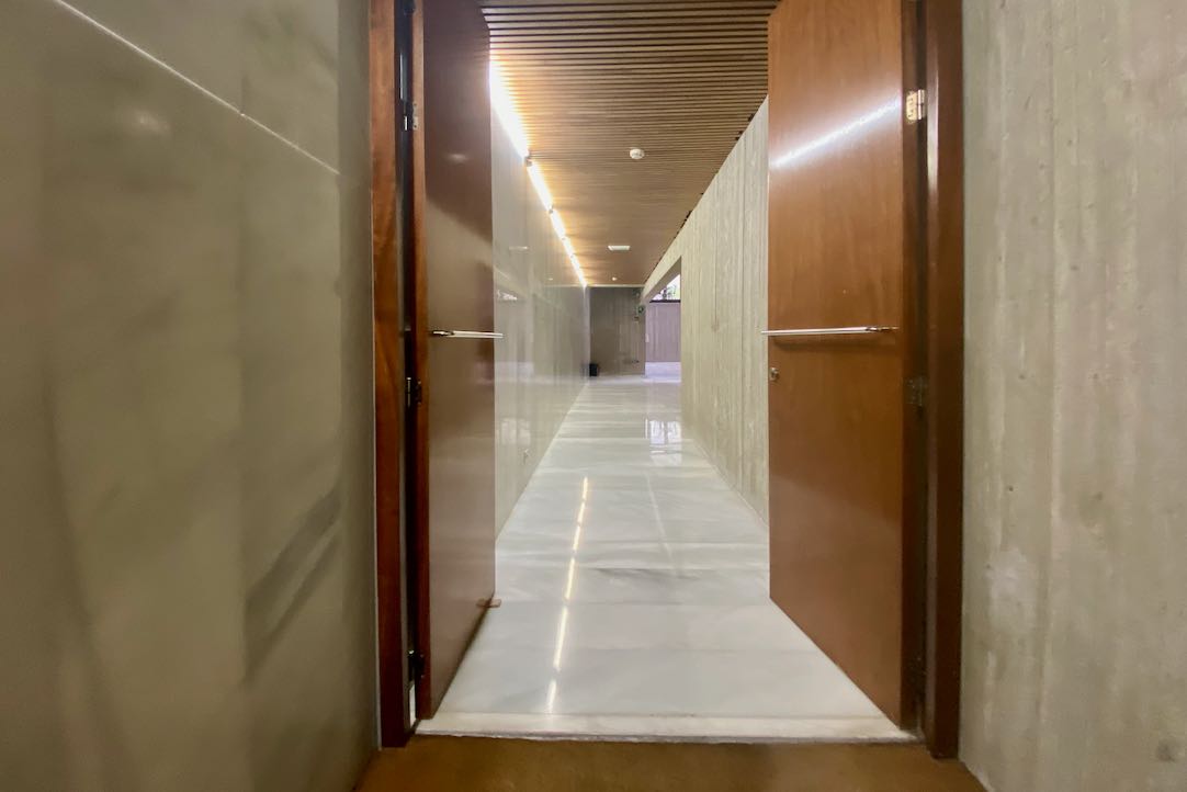 Puerta de los pasillos de acceso a la Sala Principal