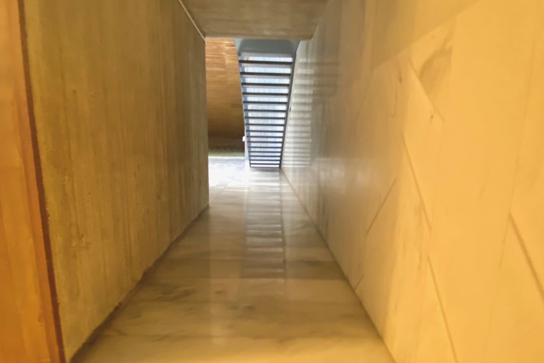 Pasillo de acceso a los aseos