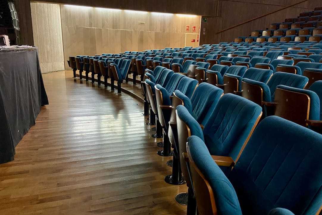 Pasillo paralelo al escenario de la Sala Principal