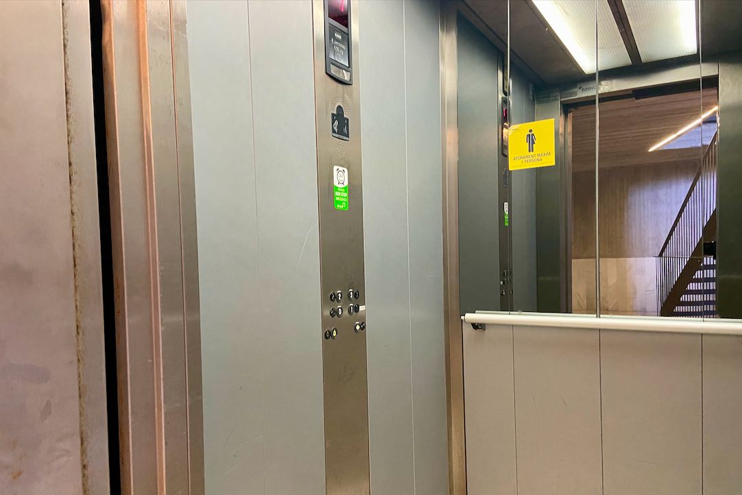 Interior del ascensor