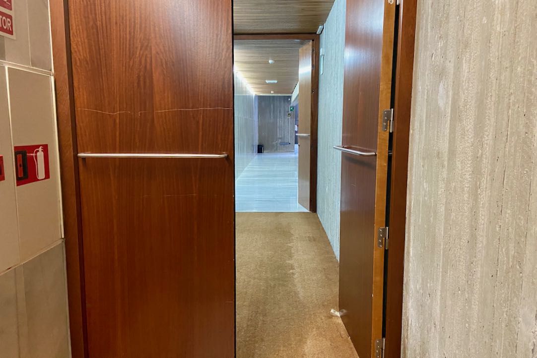 Puerta de los pasillos de acceso a la Sala Principal