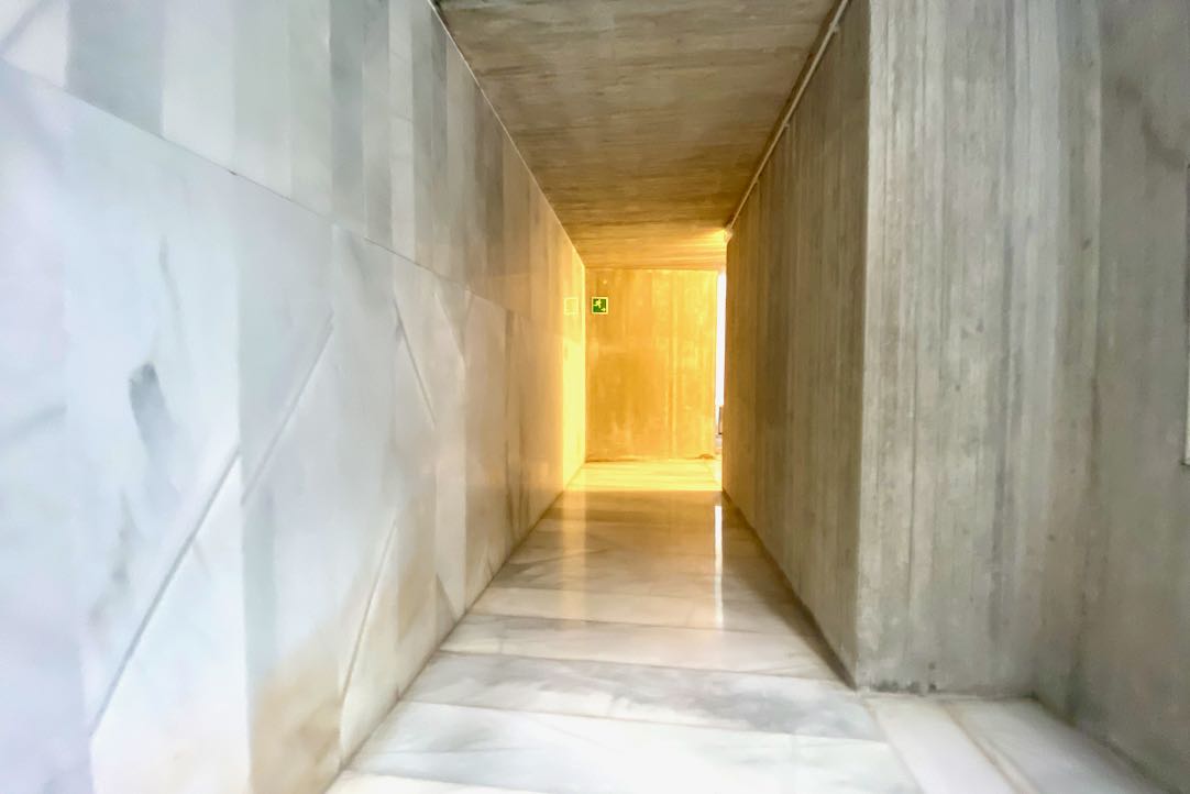 Pasillo de acceso a los aseos