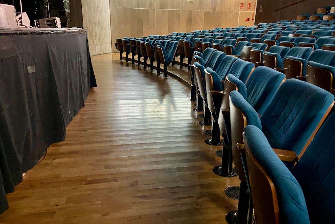 Pasillo paralelo al escenario de acceso a plazas para PMR en silla de ruedas