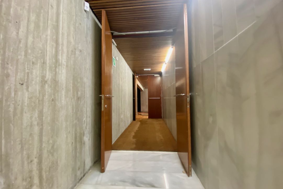 Puerta de los pasillos de acceso a la Sala Principal